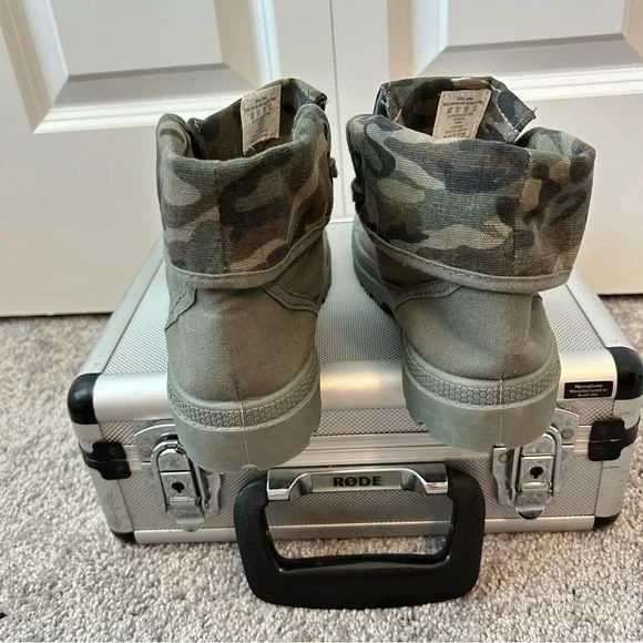 Bongo Vintage Camo Fold-Over Lace-Up Boots - Women’s 8 - Picture 4 of 6